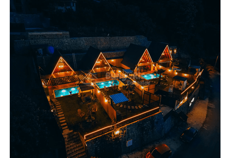 Sakarya Sapanca’da doğa içinde, jakuzili, şömineli ve havuzlu lüks bungalovlarda huzurlu, konforlu ve sürdürülebilir bir konaklama deneyimi BungaRise’da.