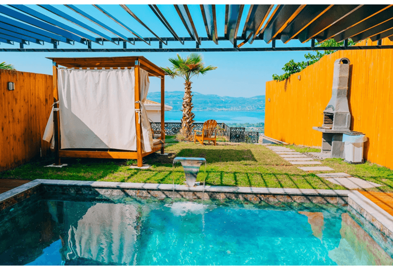 Sakarya Sapanca’da doğa içinde, jakuzili, şömineli ve havuzlu lüks bungalovlarda huzurlu, konforlu ve sürdürülebilir bir konaklama deneyimi BungaRise’da.