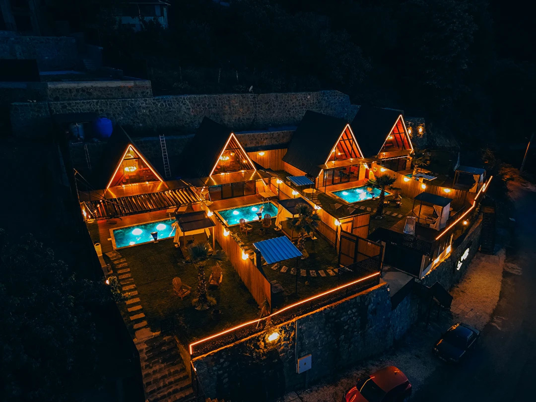 Sakarya Sapanca’da doğa içinde, jakuzili, şömineli ve havuzlu lüks bungalovlarda huzurlu, konforlu ve sürdürülebilir bir konaklama deneyimi BungaRise’da.